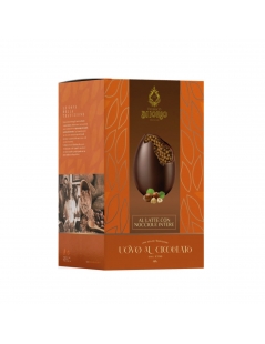 Uova di cioccolato al latte con nocciole intere